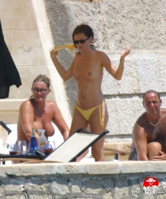 Anna Friel Only In Bikini Bottom By The Pool/actress Anna Friel Topless Bikini Poolside Photo exclusive gallery photo - high quality adult content