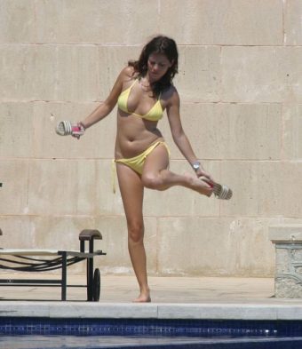 Anna Friel Only In Bikini Bottom By The Pool/actress Anna Friel Topless Bikini Poolside Photo exclusive gallery photo - high quality adult content