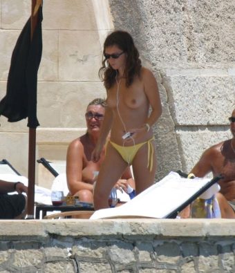 Anna Friel Only In Bikini Bottom By The Pool/actress Anna Friel Topless Bikini Poolside Photo exclusive gallery photo - high quality adult content