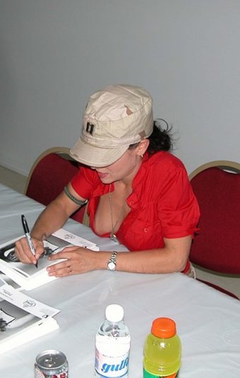 Celeb Oops Alyssa Milano Nipple Slip/alyssa Milano Nipple Slip exclusive gallery photo - high quality adult content