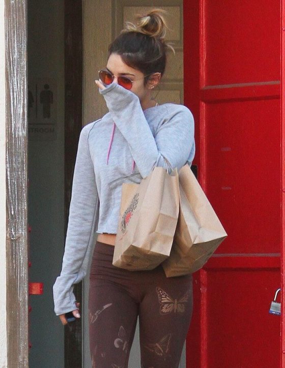 Celebrities Serious Cameltoe/vevanessa Hudgen Caneltoe Celeb exclusive gallery photo - high quality adult content