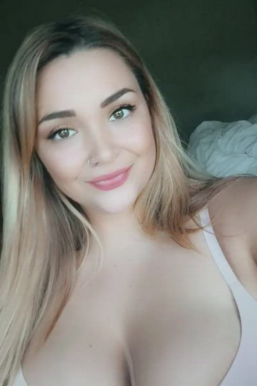 Sultry Thick Babe In A Natural Boobs Reveal Gif exclusive gallery photo - high quality adult content