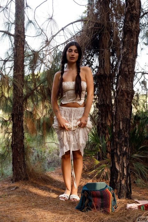 Zishy Sexy Sary Galmida Flashing In Unfiltered Honey Gallery exclusive gallery photo - high quality adult content