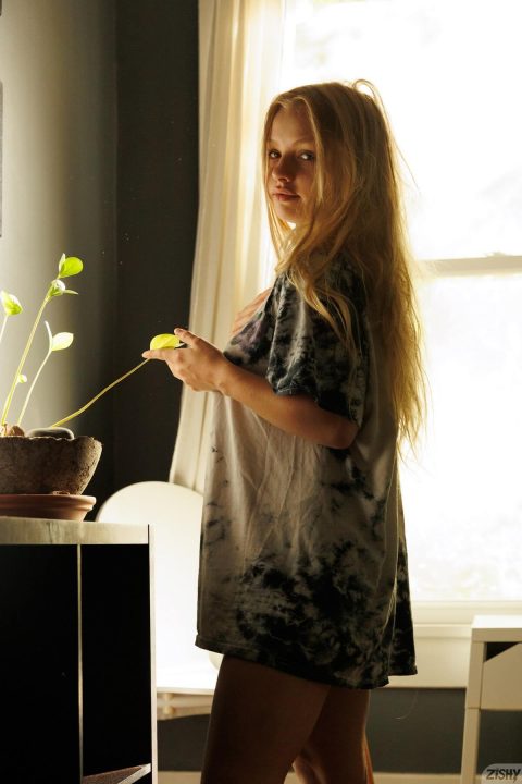 Zishy Amateur Babe Kylie Nude Morning Vibes Gallery exclusive gallery photo - high quality adult content