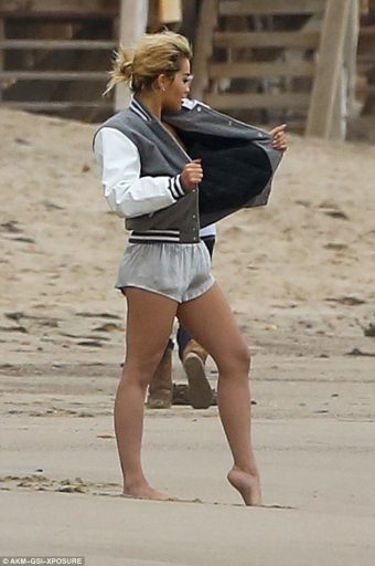 Rita Ora Flashing Bare Tits Public Beach/rita Ora Flashing Tits exclusive gallery photo - high quality adult content