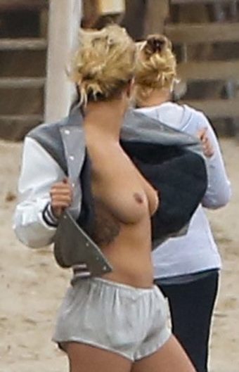 Rita Ora Flashing Bare Tits Public Beach/rita Ora Flashing Tits exclusive gallery photo - high quality adult content