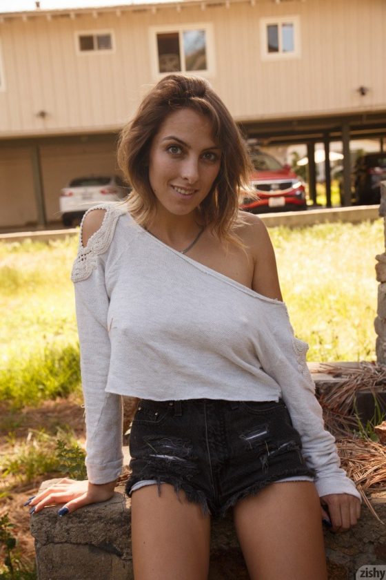 Zishy Busty Amateur Comet Nox Downblouse Flashing Gallery exclusive gallery photo - high quality adult content