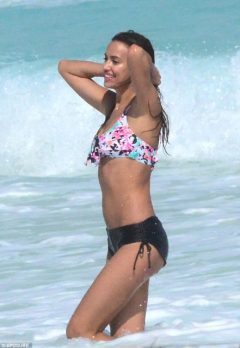 Pretty Girl Leah Gotti Flashing Tits Pussy Beach/leah Gotti Zishy Sexy Flashing exclusive gallery photo - high quality adult content